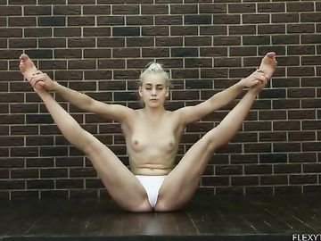 Классное эротическое выступление русской гимнастки блондинки